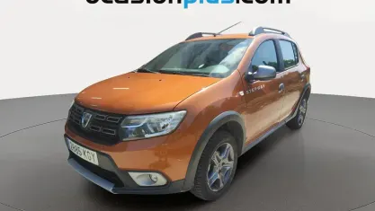 Usado Dacia Sandero 90 CV (66 kW) 2018 Naranja Utilitario