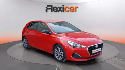 Usado Hyundai i30 110 CV (80 kW) 2018 Rojo Berlina