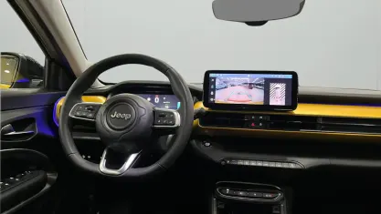 Begagnad Jeep Avenger EV Summit 114 kW (156 HK) 2023 Gul SUV
