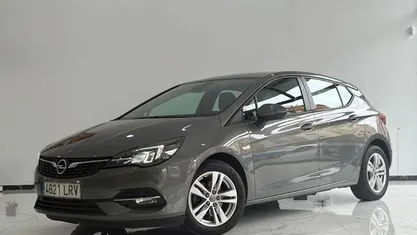 Usado Opel Astra Design & Tech 110 CV (80 kW) 2021 Plateado Utilitario