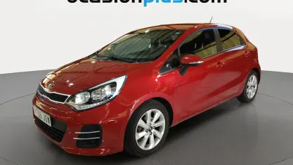 Usado Kia Rio 84 CV (61 kW) 2015 Rojo Utilitario
