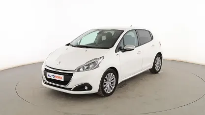 Usado Peugeot 208 Signature Sky 102 CV (75 kW) 2019 Blanco Utilitario