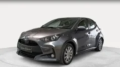 Gris Usado 2024 Toyota Yaris Hybrid Active Berlina | 21.900 € (Precio justo)