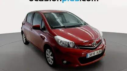Usado Toyota Yaris Active 69 CV (50 kW) 2012 Rojo Utilitario