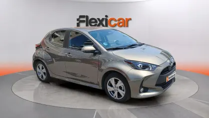 Usado Toyota Yaris Hybrid Active 116 CV (85 kW) 2025 Marrón Berlina
