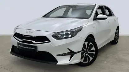 Begagnad Kia Ceed 101 HK (74 kW) 2024 Vit Halvkombi
