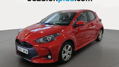Usado Toyota Yaris Hybrid Active 116 CV (85 kW) 2024 Rojo Utilitario