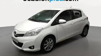 Käytetty Toyota Yaris Active 69 HP (50 kW) 2013 Valkoinen Viistoperä