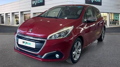 Rojo Usado 2016 Peugeot 208 Active Utilitario | 8900 € (Un poco caro)