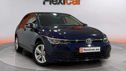 Azul Usado 2020 VW Golf VIII Life Berlina | 19.990 € (Precio justo)