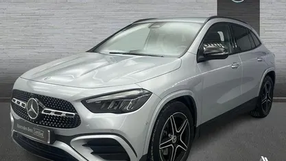 Usado Mercedes GLA200 AMG line 150 CV (110 kW) 2025 Gris / plateado SUV