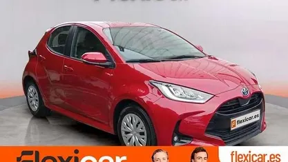 Rojo Usado 2023 Toyota Yaris Hybrid Active Utilitario | 16.890 € (Buen precio)