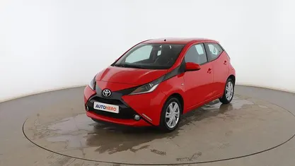 Usado Toyota Aygo X-play 70 CV (51 kW) 2016 Rojo Utilitario