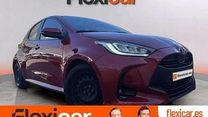 Usado Toyota Yaris Hybrid Active 116 CV (85 kW) 2023 Rojo Utilitario