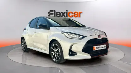 Usado Toyota Yaris Hybrid Style 116 CV (85 kW) 2022 Blanco Berlina