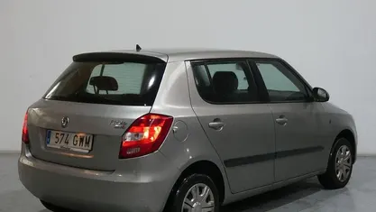 Usado Skoda Fabia Style 105 CV (77 kW) 2010 Gris Utilitario