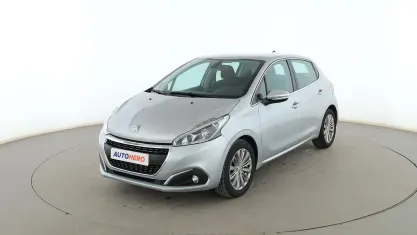 Usado Peugeot 208 Allure 110 CV (80 kW) 2018 Gris Utilitario