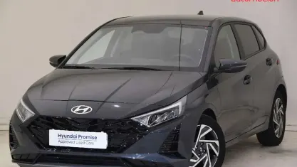 Usado Hyundai i20 101 CV (74 kW) 2025 Gris Utilitario