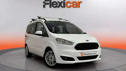 Usado Ford Tourneo Courier Ambiente 102 CV (75 kW) 2015 Blanco Monovolumen