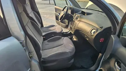Usado Citroën C3 70 CV (51 kW) 2004 Gris / plata Berlina