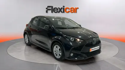 Usado Toyota Yaris Hybrid Active 116 CV (85 kW) 2022 Negro Berlina