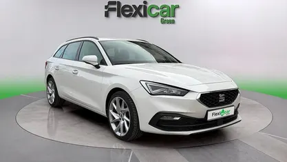 Usado Seat Leon FR 110 CV (80 kW) 2022 Blanco Familiar