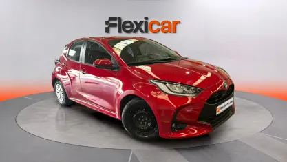 Usado Toyota Yaris Hybrid Active 116 CV (85 kW) 2023 Granate Berlina