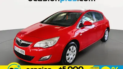 Begagnad Opel Astra Essentia 101 HK (74 kW) 2011 Röd Halvkombi