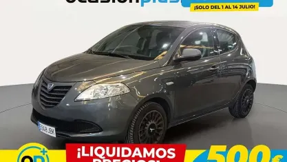Usado Lancia Ypsilon 69 CV (50 kW) 2014 Gris Utilitario