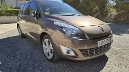 Usado Renault Grand Scénic III Dynamique 131 CV (96 kW) 2010 Marrón Monovolumen