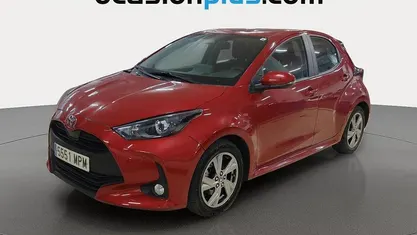 Rojo Usado 2024 Toyota Yaris Hybrid Active Utilitario | 16.410 € (Buen precio)
