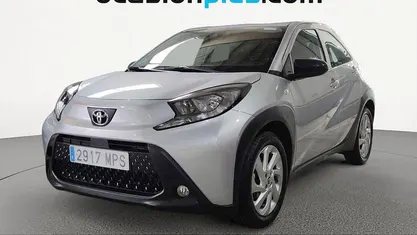 Käytetty Toyota Aygo X Play 72 HP (52 kW) 2024 Harmaa Katumaasturi