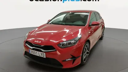 Käytetty Kia Ceed 120 HP (88 kW) 2022 Punainen Viistoperä