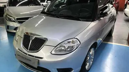 Gris Usado 2009 Lancia Ypsilon Utilitario | 6490 € (Precio justo)