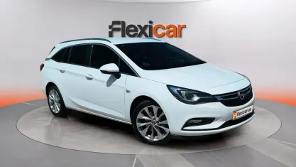 Usado Opel Astra Innovation 136 CV (100 kW) 2019 Blanco Familiar