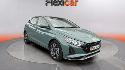 Usado Hyundai i20 101 CV (74 kW) 2025 Verde Berlina