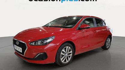 Usado Hyundai i30 120 CV (88 kW) 2019 Rojo Berlina