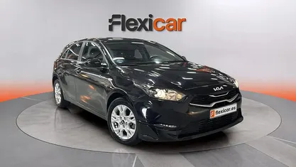 Usado Kia Ceed 136 CV (100 kW) 2023 Negro Utilitario