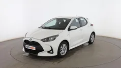 Blanco Usado 2021 Toyota Yaris Hybrid Active Utilitario | 17.299 € (Precio justo)