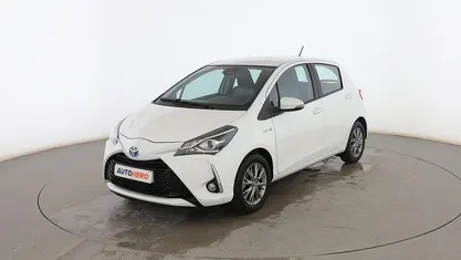 Usado Toyota Yaris Hybrid Active 101 CV (74 kW) 2017 Blanco Berlina