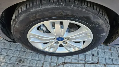 Usado Ford Focus Trend 90 CV (66 kW) 2011 Gris Berlina