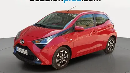 Usado Toyota Aygo X-play 72 CV (52 kW) 2021 Rojo Utilitario