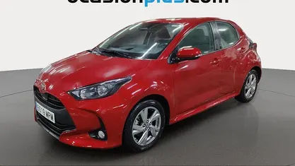 Rojo Usado 2024 Toyota Yaris Hybrid Active Utilitario | 16.455 € (Buen precio)