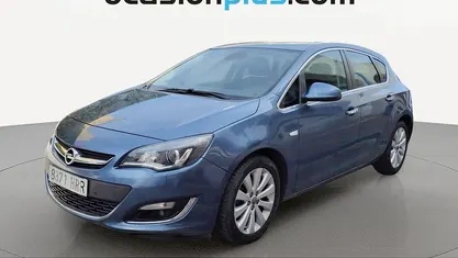 Begagnad Opel Astra Excellence 140 HK (102 kW) 2013 Blå Halvkombi