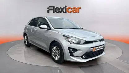 Usado Kia Rio 84 CV (61 kW) 2023 Gris Berlina