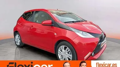 Usado Toyota Aygo X-play 72 CV (52 kW) 2018 Rojo Utilitario