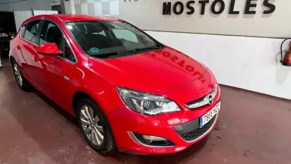 Usado Opel Astra Excellence 110 CV (80 kW) 2014 Rojo