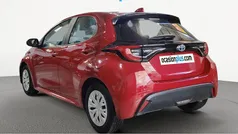 Rojo Usado 2022 Toyota Yaris Hybrid Business Edition Utilitario | 16.082 € (Super precio)