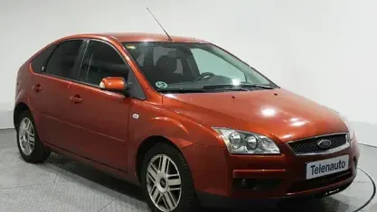 Usado Ford Focus Trend 116 HP (85 kW) 2006 Vermelho Sedan