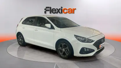 Usado Hyundai i30 120 CV (88 kW) 2021 Blanco Berlina